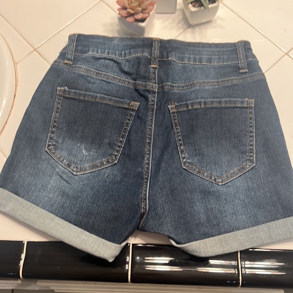 Cute jean shorts size 5 - Picture 3 of 3